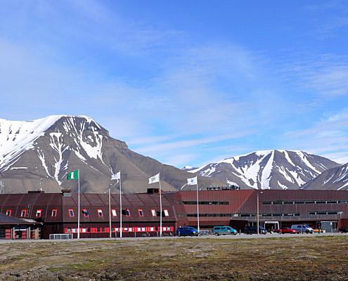 bygning med fjell i bakgrunn