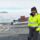 Mann i gul arbeidsjakke