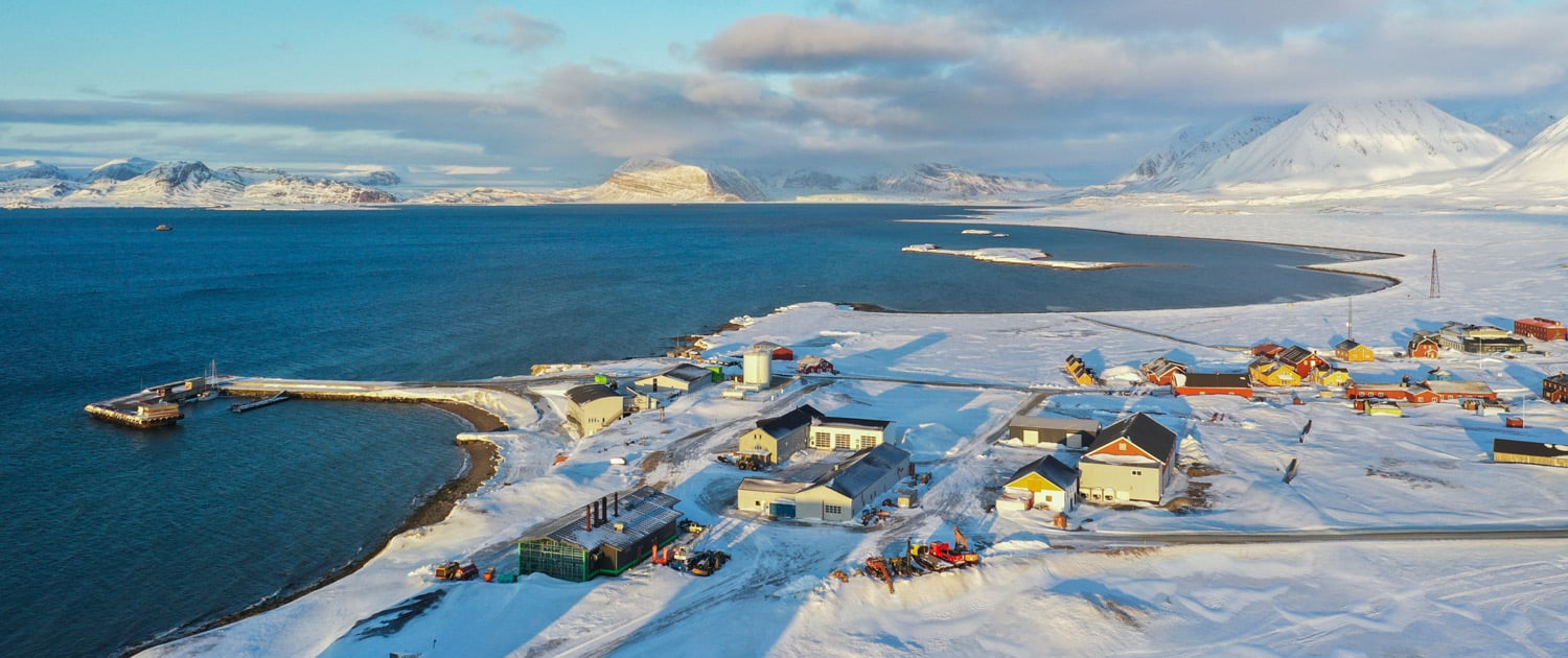 Flyfoto over kystlinje med mange bygninger