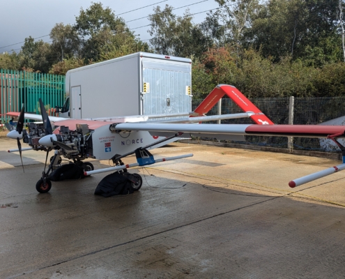 Stor drone på bakken