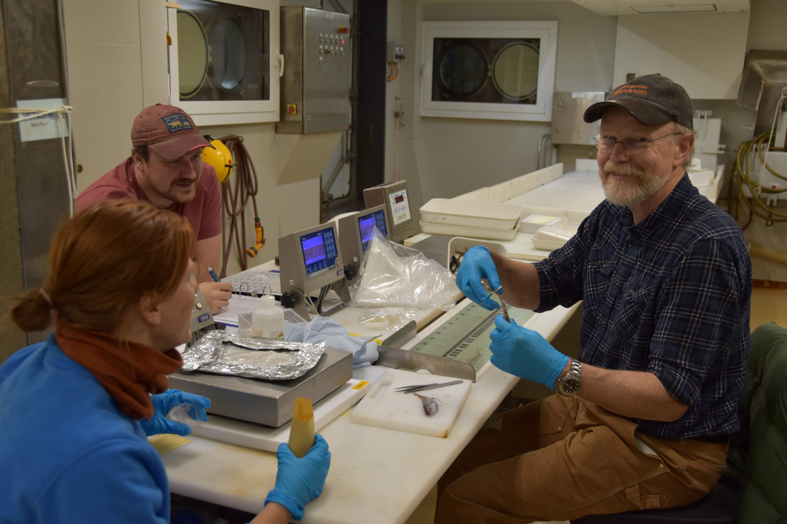 to men nog en dame arbeider med prøvetaking i et laboratorium