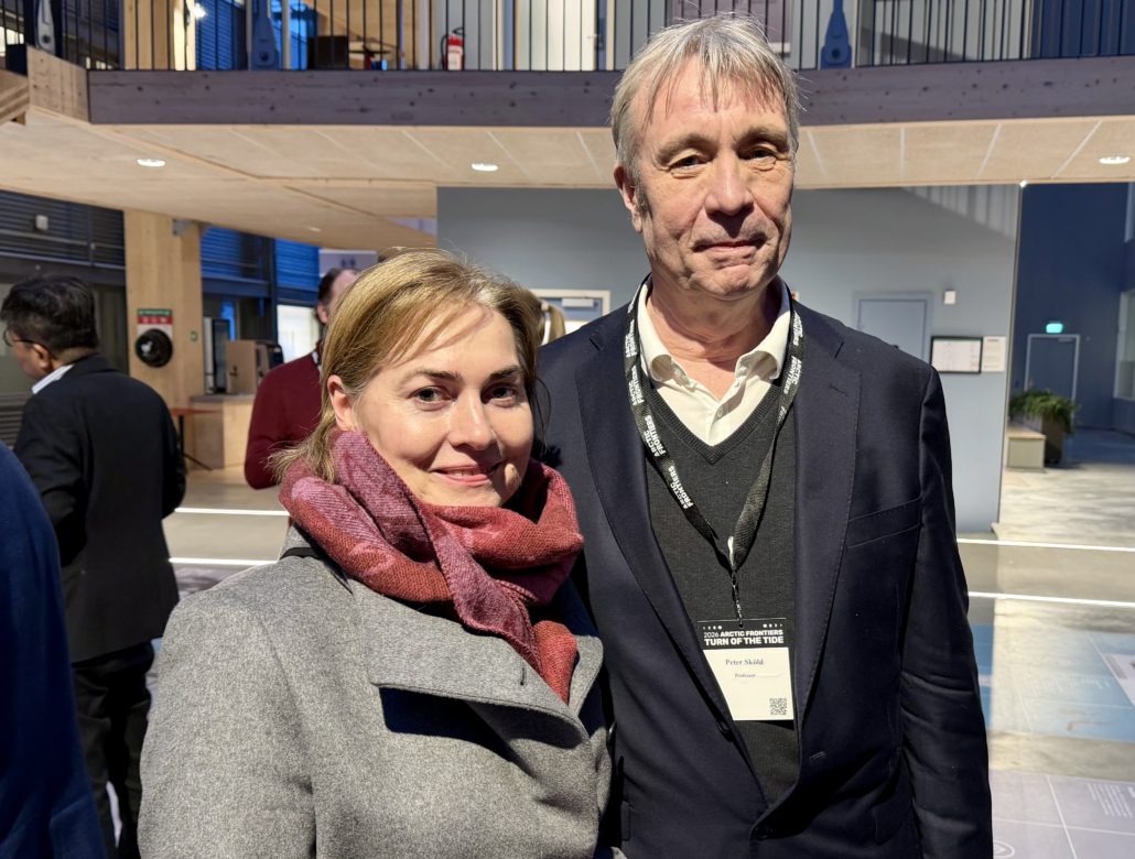 To personer står ved siden av hverandre