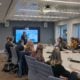 Flere personer sitter rundt et bord