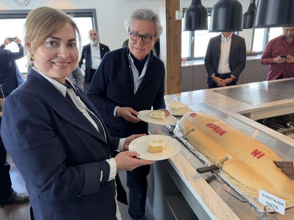 To personer forsyner seg med kake