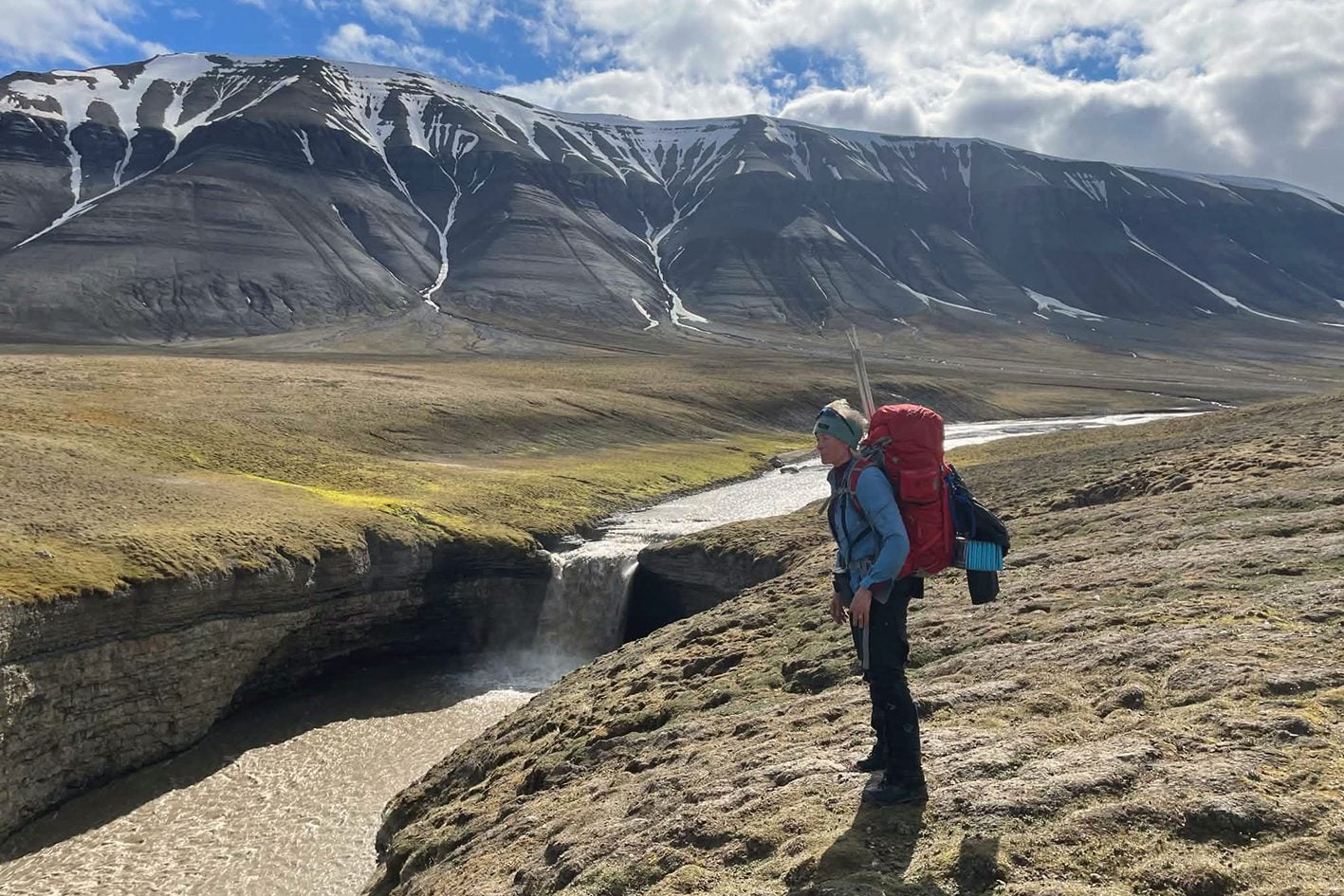Kvinne med fjell i bakgrunnen