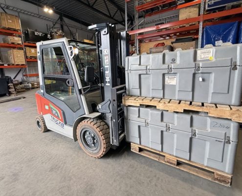 Truck på et lager med last