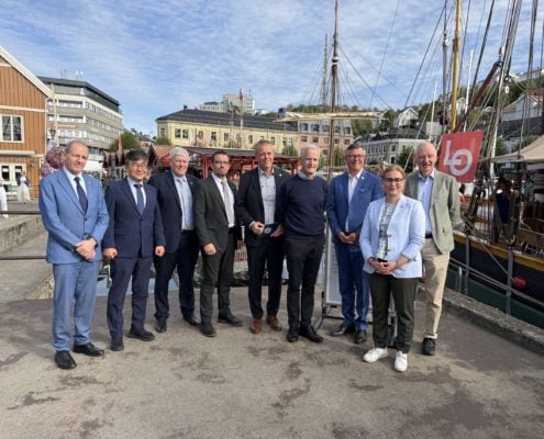Mange personer ved siden av hverandre.