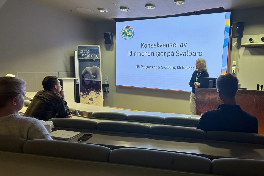 Kvinne står i et auditorium