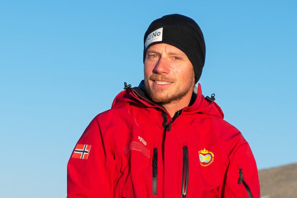 Mann med lue og rød jakke