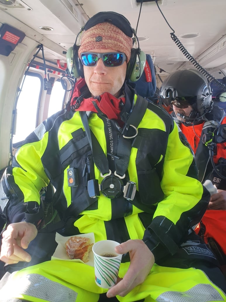 Mann i helikopter