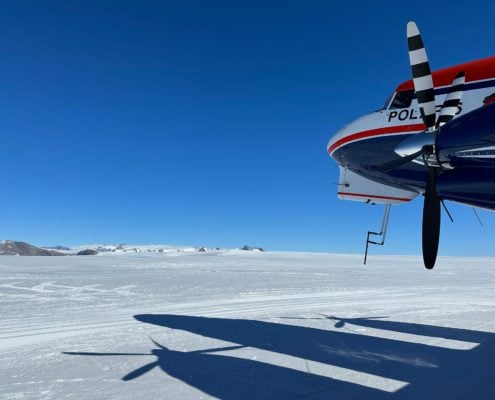 Flysnute med propell med is i bakgrunnen