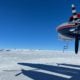 Flysnute med propell med is i bakgrunnen