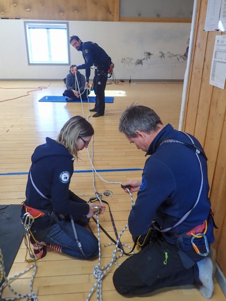 fire personer arbeider med tau